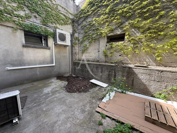 Local commercial avec extérieur en plein centre de Saint-Mitre-les-remparts