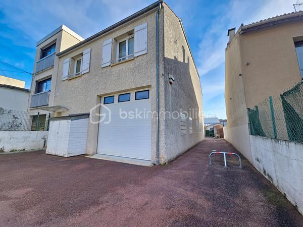 Située à Sevran, secteur "Les Trefles", limite livry-gargan, calme et agréable , à quelques minutes des commodités: écoles, commerces, axes autoroutier, Gare "Sevran-Livry" RER B , à seulement 15 minutes en bus.

Maison pleine de charme, d'une superficie de 97 m² édifiée sur une parcelle de terrain de 450 m² comprenant:

- Au niveau principal: un séjour / salon LUMINEUX de 46m², une cuisine aménagée et équipée, une salle d'eau avec WC, deux chambres (dont une petite d'enfant ou bureau).

- Le +++: Un grand atelier / garage de 83m²: idéal pour artisans ou lieux de stockage.... possibilité de créer un grand loft ou logements anexes.
 
- Une deuxième maison de 43m², située en fond de parcelle, entièrement aménagée ( salon, chambre, salle d'eau avec wc, ainsi qu'une grande buanderie: idéal investissement locatif)

***Accordez-vous une simple visite et laissez-vous charmer !