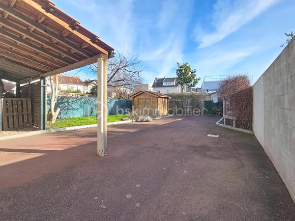 Située à Sevran, secteur "Les Trefles", limite livry-gargan, calme et agréable , à quelques minutes des commodités: écoles, commerces, axes autoroutier, Gare "Sevran-Livry" RER B , à seulement 15 minutes en bus.

Maison pleine de charme, d'une superficie de 97 m² édifiée sur une parcelle de terrain de 450 m² comprenant:

- Au niveau principal: un séjour / salon LUMINEUX de 46m², une cuisine aménagée et équipée, une salle d'eau avec WC, deux chambres (dont une petite d'enfant ou bureau).

- Le +++: Un grand atelier / garage de 83m²: idéal pour artisans ou lieux de stockage.... possibilité de créer un grand loft ou logements anexes.
 
- Une deuxième maison de 43m², située en fond de parcelle, entièrement aménagée ( salon, chambre, salle d'eau avec wc, ainsi qu'une grande buanderie: idéal investissement locatif)

***Accordez-vous une simple visite et laissez-vous charmer !