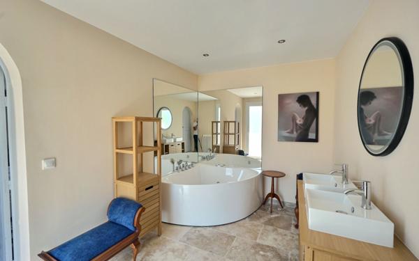 Maison à vendre    7 pièces • 322 m2 Mouans-Sartoux