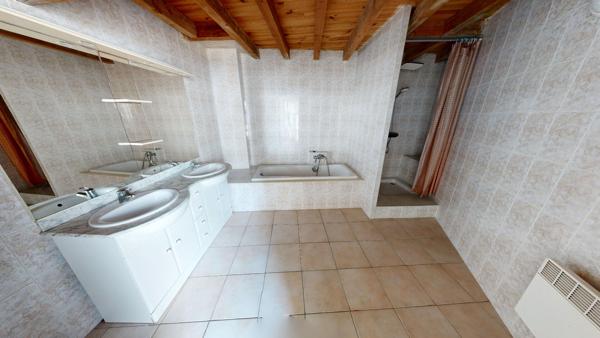 Proche Carcassonne, Maison de Caractères avec piscine et garage