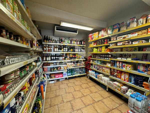 Fonds de Commerce Épicerie avec Logement à Saint-Cyr-sur-Mer