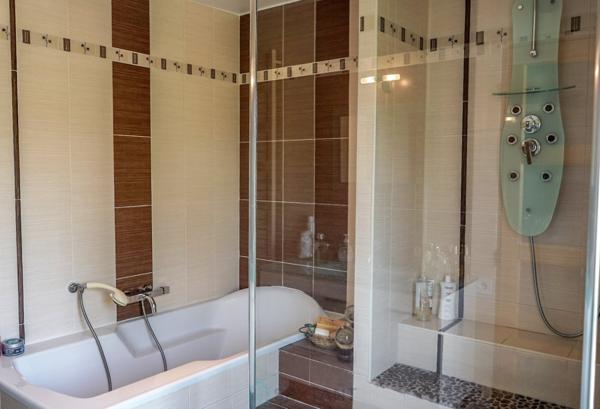 Demeure chaleureuse située au calme et en centre ville.