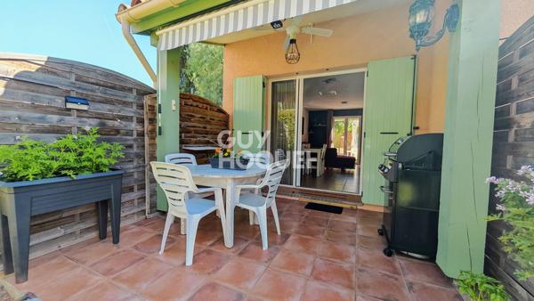 A VENDRE - Maison plain-pied 3 faces climatisée dans résidence sécurisée avec piscine. Référence 884