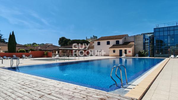 A VENDRE - Maison plain-pied 3 faces climatisée dans résidence sécurisée avec piscine. Référence 884