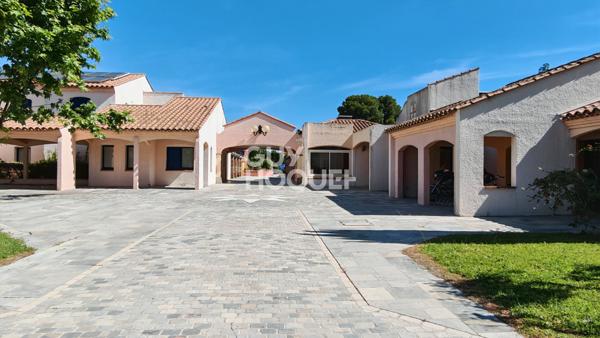 A VENDRE - Maison plain-pied 3 faces climatisée dans résidence sécurisée avec piscine. Référence 884