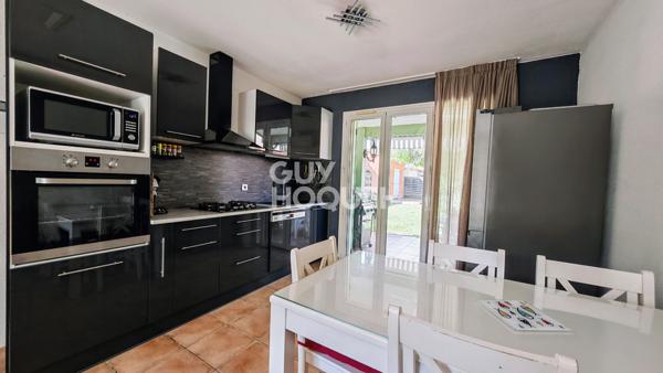 A VENDRE - Maison plain-pied 3 faces climatisée dans résidence sécurisée avec piscine. Référence 884