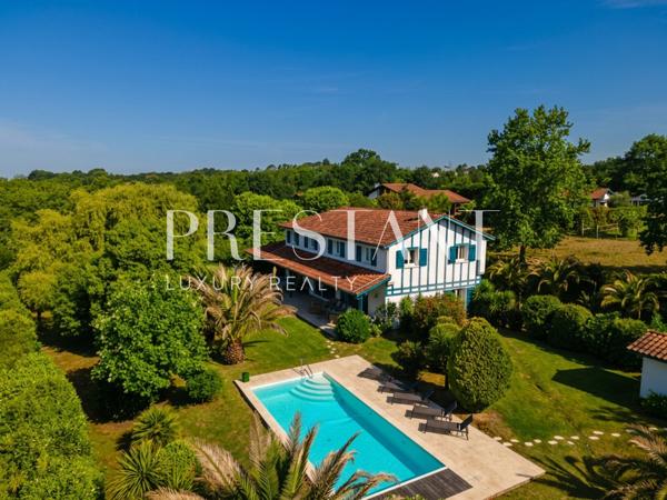 Maison familiale de 275 m² avec un jardin paysagé et piscine chauffée., ARCANGUES