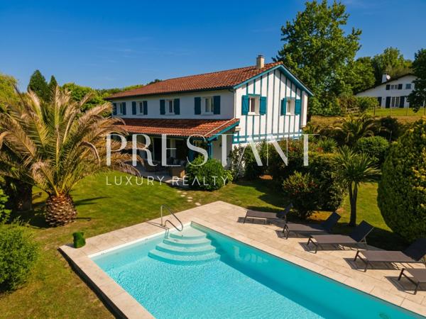 Maison familiale de 275 m² avec un jardin paysagé et piscine chauffée., ARCANGUES
