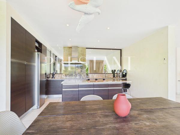 Maison familiale de 275 m² avec un jardin paysagé et piscine chauffée., ARCANGUES