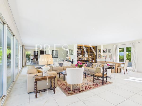 Maison familiale de 275 m² avec un jardin paysagé et piscine chauffée., ARCANGUES