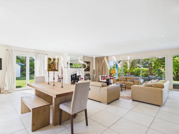 Maison familiale de 275 m² avec un jardin paysagé et piscine chauffée., ARCANGUES