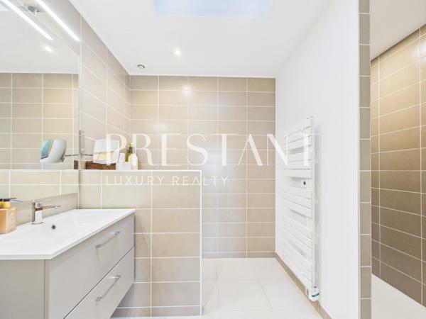 Maison familiale de 275 m² avec un jardin paysagé et piscine chauffée., ARCANGUES