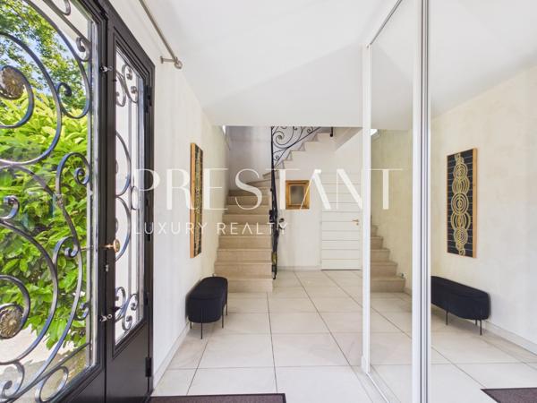 Maison familiale de 275 m² avec un jardin paysagé et piscine chauffée., ARCANGUES