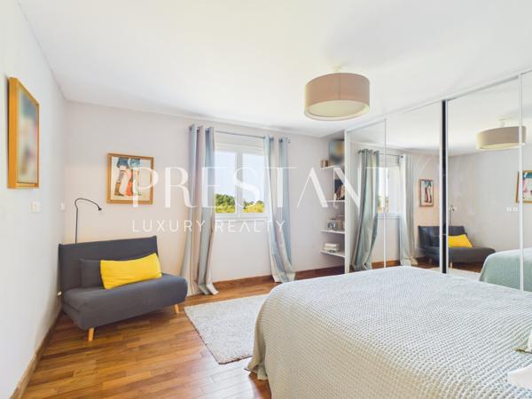 Maison familiale de 275 m² avec un jardin paysagé et piscine chauffée., ARCANGUES