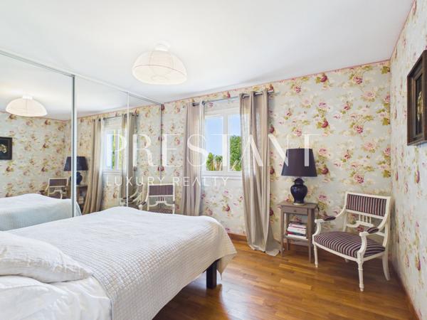 Maison familiale de 275 m² avec un jardin paysagé et piscine chauffée., ARCANGUES