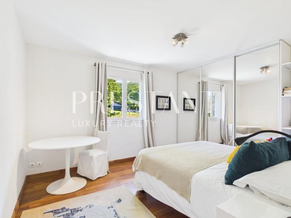 Maison familiale de 275 m² avec un jardin paysagé et piscine chauffée., ARCANGUES