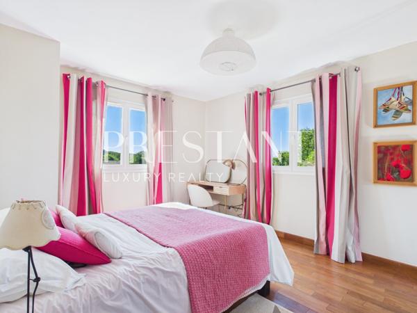 Maison familiale de 275 m² avec un jardin paysagé et piscine chauffée., ARCANGUES