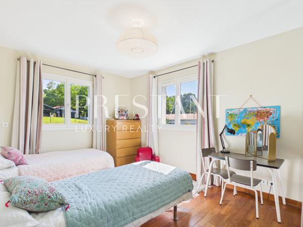 Maison familiale de 275 m² avec un jardin paysagé et piscine chauffée., ARCANGUES