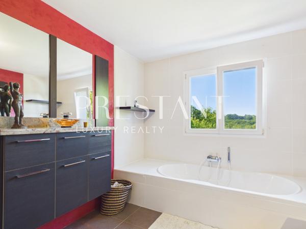 Maison familiale de 275 m² avec un jardin paysagé et piscine chauffée., ARCANGUES