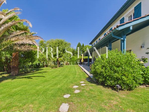 Maison familiale de 275 m² avec un jardin paysagé et piscine chauffée., ARCANGUES