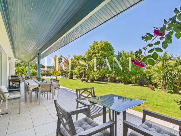 Maison familiale de 275 m² avec un jardin paysagé et piscine chauffée., ARCANGUES