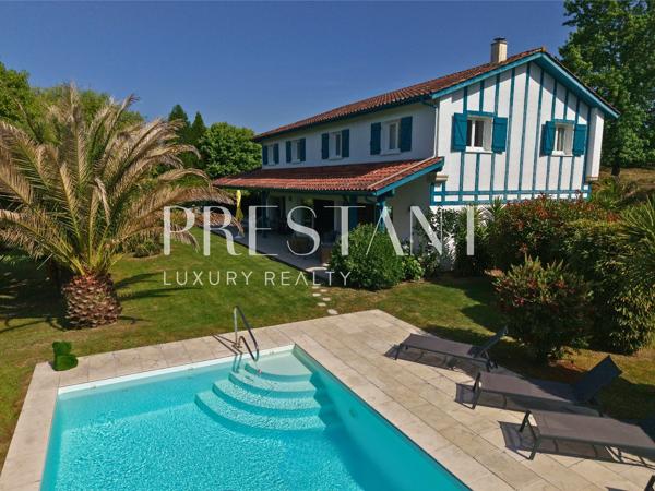 Maison familiale de 275 m² avec un jardin paysagé et piscine chauffée., ARCANGUES