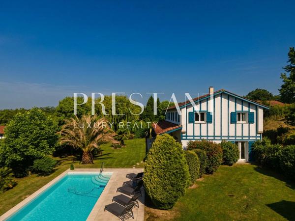 Maison familiale de 275 m² avec un jardin paysagé et piscine chauffée., ARCANGUES