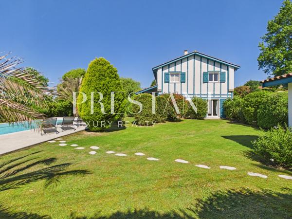 Maison familiale de 275 m² avec un jardin paysagé et piscine chauffée., ARCANGUES