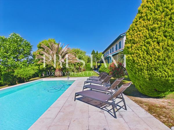 Maison familiale de 275 m² avec un jardin paysagé et piscine chauffée., ARCANGUES