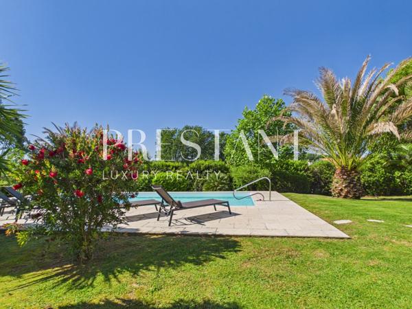 Maison familiale de 275 m² avec un jardin paysagé et piscine chauffée., ARCANGUES