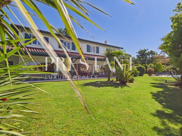 Maison familiale de 275 m² avec un jardin paysagé et piscine chauffée., ARCANGUES