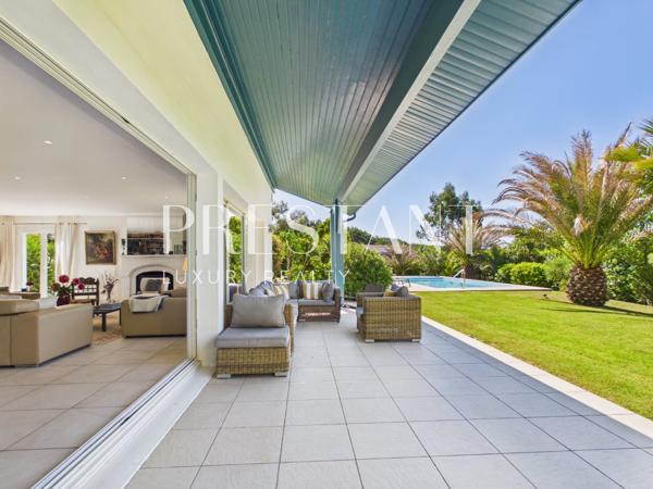 Maison familiale de 275 m² avec un jardin paysagé et piscine chauffée., ARCANGUES