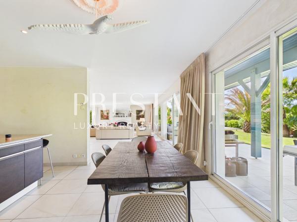 Maison familiale de 275 m² avec un jardin paysagé et piscine chauffée., ARCANGUES