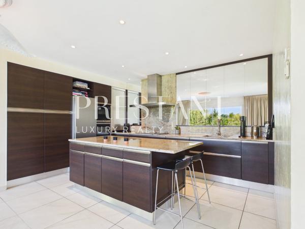 Maison familiale de 275 m² avec un jardin paysagé et piscine chauffée., ARCANGUES