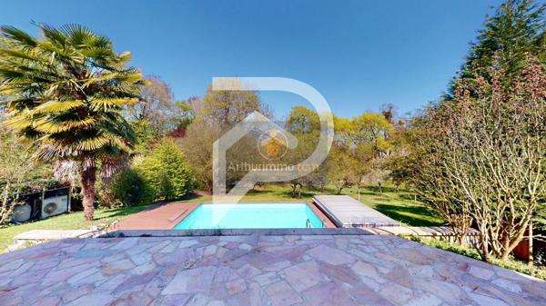 Vente                                                      Maison
                        
                     10 pièces                      245 m2                     à Hardricourt