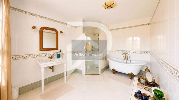 Vente                                                      Maison
                        
                     10 pièces                      245 m2                     à Hardricourt