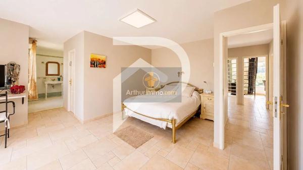 Vente                                                      Maison
                        
                     10 pièces                      245 m2                     à Hardricourt