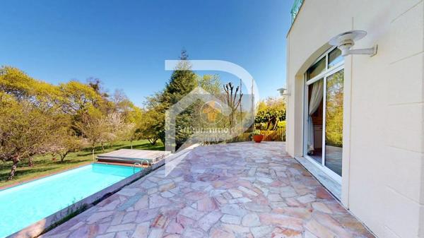 Vente                                                      Maison
                        
                     10 pièces                      245 m2                     à Hardricourt