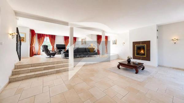 Vente                                                      Maison
                        
                     10 pièces                      245 m2                     à Hardricourt
