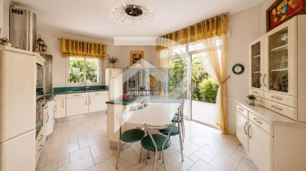 Vente                                                      Maison
                        
                     10 pièces                      245 m2                     à Hardricourt