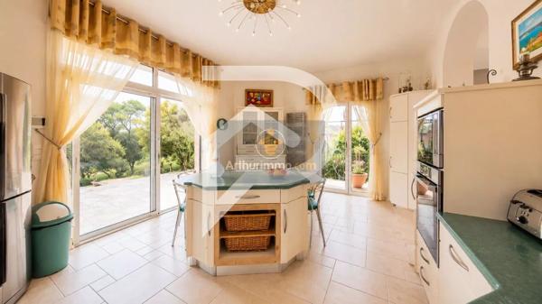 Vente                                                      Maison
                        
                     10 pièces                      245 m2                     à Hardricourt