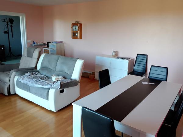 Bel appartement d' un grand standing bien situé dans un quartier calme possédant quatre belles chambres et d'une grande piéce de vie,pas de travaux à prevoir.