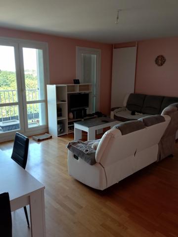 Bel appartement d' un grand standing bien situé dans un quartier calme possédant quatre belles chambres et d'une grande piéce de vie,pas de travaux à prevoir.