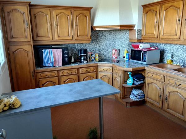 Bel appartement d' un grand standing bien situé dans un quartier calme possédant quatre belles chambres et d'une grande piéce de vie,pas de travaux à prevoir.