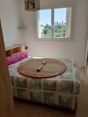 Bel appartement d' un grand standing bien situé dans un quartier calme possédant quatre belles chambres et d'une grande piéce de vie,pas de travaux à prevoir.