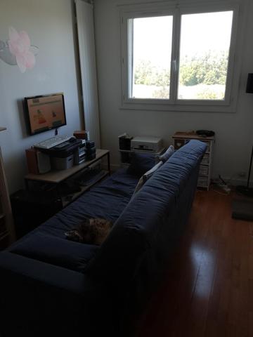 Bel appartement d' un grand standing bien situé dans un quartier calme possédant quatre belles chambres et d'une grande piéce de vie,pas de travaux à prevoir.