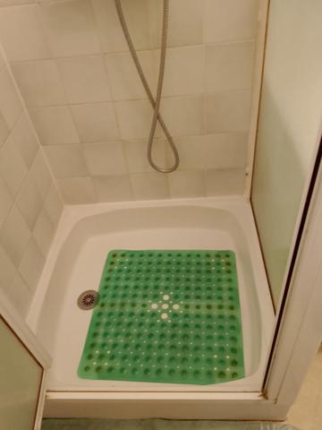 Bel appartement d' un grand standing bien situé dans un quartier calme possédant quatre belles chambres et d'une grande piéce de vie,pas de travaux à prevoir.