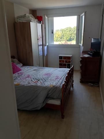 Bel appartement d' un grand standing bien situé dans un quartier calme possédant quatre belles chambres et d'une grande piéce de vie,pas de travaux à prevoir.