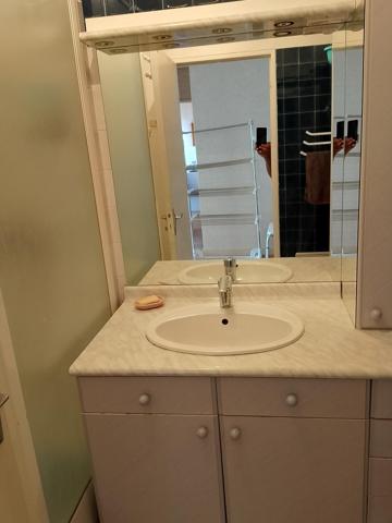 Bel appartement d' un grand standing bien situé dans un quartier calme possédant quatre belles chambres et d'une grande piéce de vie,pas de travaux à prevoir.